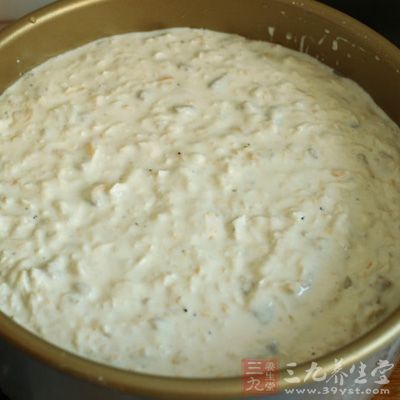 米漿倒入模型中，放入蒸籠以中火蒸約1小時