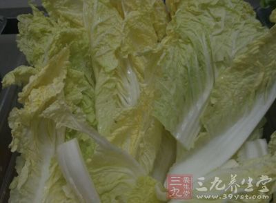 片切好的白菜幫與菜葉分別入好