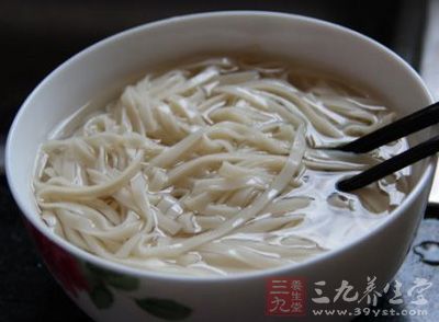 把面煮上，煮到中間沒有硬心就可以了，沖涼水放一邊