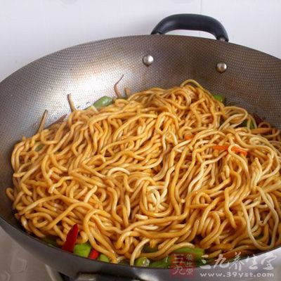 內留湯汁，再燒開時放入面條，用筷子劃散，炒約2分鐘