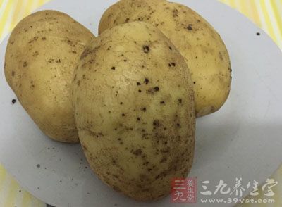 准備所需的土豆(黃皮)300克