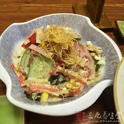 午餐:一份蔬菜色拉、小份的米飯 午餐:一份蔬菜色拉、小份的米飯