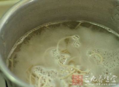 鍋內水燒開後下入面條煮到8分熟