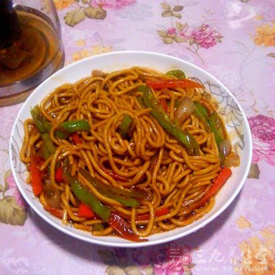 把雞蛋打好倒進去，和面粘在一起，然後使勁翻動，就可以出鍋