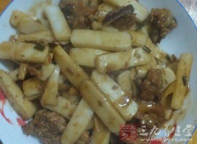 最後放入年糕再燒五分鐘就可關火出鍋了，年糕燴排骨盛盤