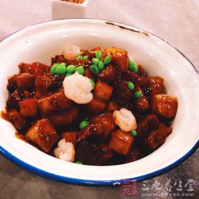 調入海鮮醬、老抽、白砂糖和鹽翻炒片刻裝盤即可