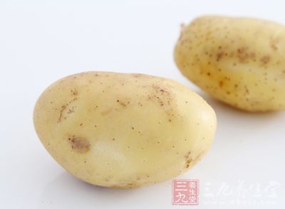 准備適量的土豆，然後先清洗干淨，然後再將他去皮蒸熟制成泥