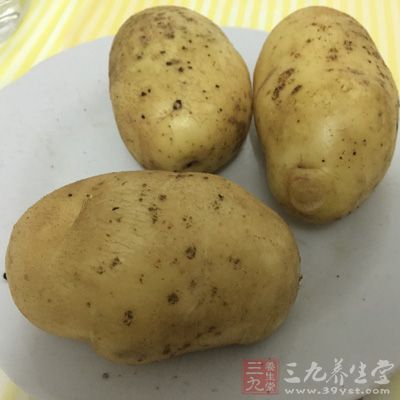 先准備好適量的土豆