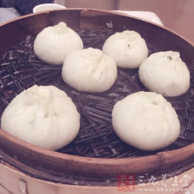 蒸好的韭菜肉餡大包子，不要馬上打開鍋蓋