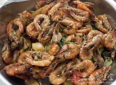 很多人擔心飲食安全問題，選擇在家裡做香辣蝦