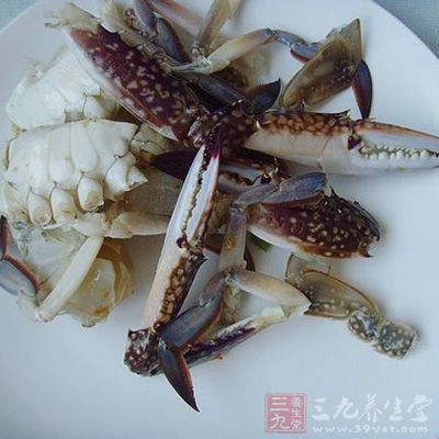 將梭子蟹收拾干淨，去掉蟹蓋、蟹腮、等多余的東西，剁成塊