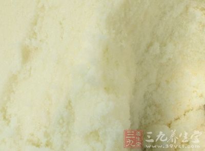 材料:花生150克,黃油28克,色拉油14克,鹽3克,白糖7克 材料:花生150克,黃油28克,色拉油14克,鹽3克,白糖7克