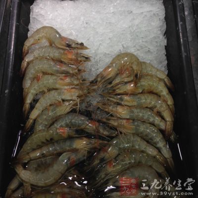 清理蝦，剪去蝦須、蝦腿