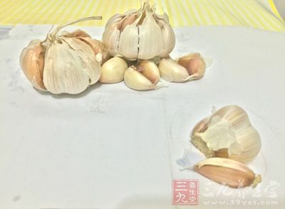西芹,菱角,鹽,料酒,雞精,澱粉,蔥,姜 西芹,菱角,鹽,料酒,雞精,澱粉,蔥,姜