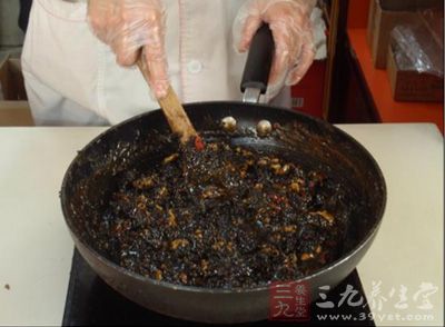 轉成小火，用木鏟不停的翻拌，以防糊鍋，有助於阿膠融化