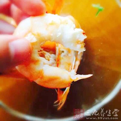 將蝦剝殼去泥腸 將蝦剝殼去泥腸