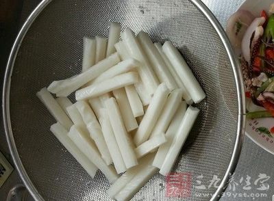 先煮開一鍋水，把年糕稍微焯一下至軟身即可