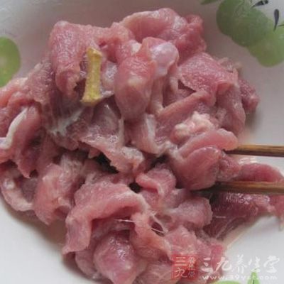 牛裡脊切薄薄片，加入姜絲、蔥絲、黃酒、生抽拌勻，腌10分鐘