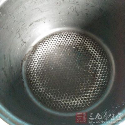倒入少許油，均勻塗在鍋內，以防粘鍋