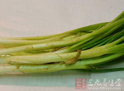 准備好的蔥切成小段