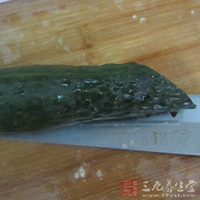 把黃瓜去皮,切成薄片 把黃瓜去皮,切成薄片