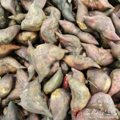 菱角250克,大蔥10克,鹽1克,香油3克 菱角250克,大蔥10克,鹽1克,香油3克