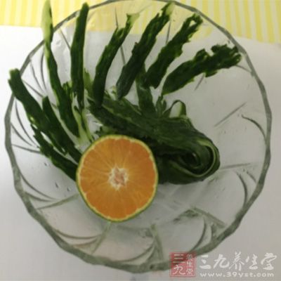 先將黃瓜去皮心及兩頭，洗淨切成條狀