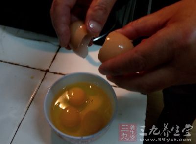蛋黃打入碗裡，加糖粉