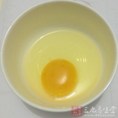 蛋黃一顆，加砂糖打散