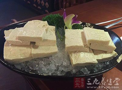 豆腐放入鍋中加水煮沸,撈出晾涼,切成小丁 豆腐放入鍋中加水煮沸,撈出晾涼,切成小丁