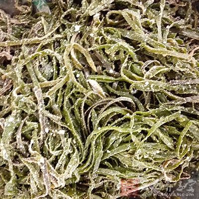 將海帶絲、白菜絲和橘皮末放入大碗內 將海帶絲、白菜絲和橘皮末放入大碗內