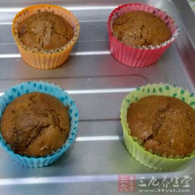 將蛋糕放入微波爐，中高火加熱5分鐘