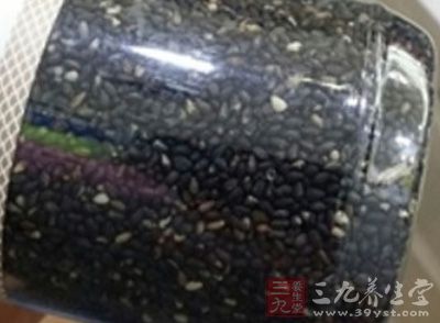 把黑芝麻挑揀一下，去除雜質、洗去浮塵