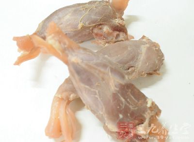 黃豆芽150克,雞胸肉50克,水果椒50克,金針菇20克等 黃豆芽150克,雞胸肉50克,水果椒50克,金針菇20克等
