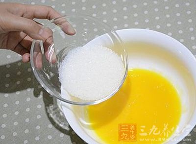 蛋黃裝入無油無水的容器，加入細砂
