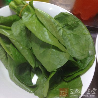 用水將菠菜清洗干淨，在熱水中過一下，擱置備用