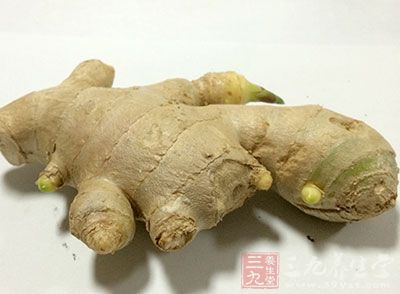 將生姜，青椒與紅椒用水沖洗，用刀將三者切成絲狀，擱一邊備用