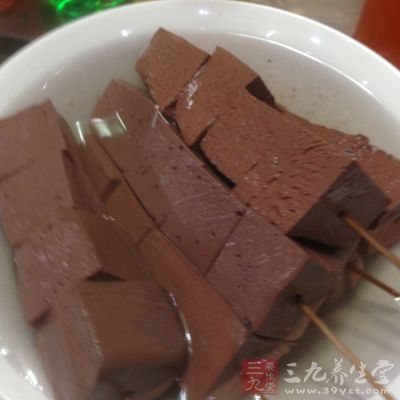 再把鴨血煮上5分鐘撈出備用