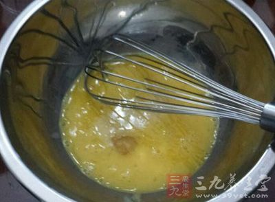 雞蛋打散加入糖、鹽、蜂蜜、牛奶、玉米油等材料