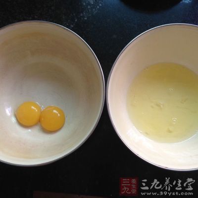蛋黃、蛋清分開，放入兩個容器中