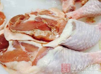 雞腿冷水下鍋下入姜片