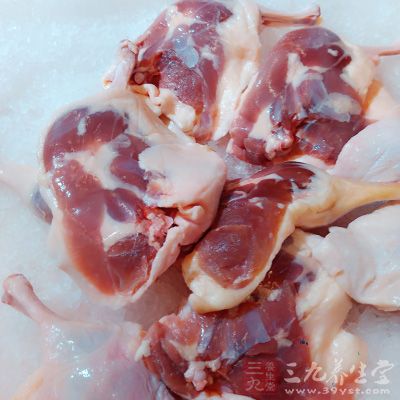 三黃雞去除內髒、雜毛和趾甲，用流動水沖洗干淨
