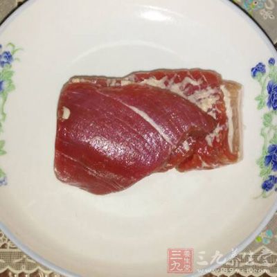 把豬肉放入鍋裡煮，至筷子可以穿透時，撈出