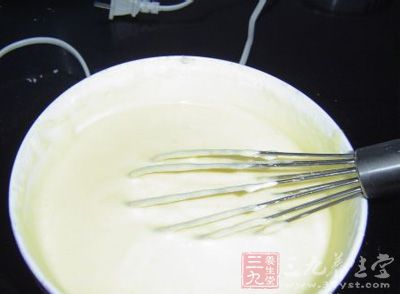 將三分之一蛋白放到面糊裡順時針攪勻
