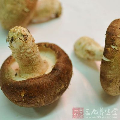 蘑菇切片焯水後備用 蘑菇切片焯水後備用