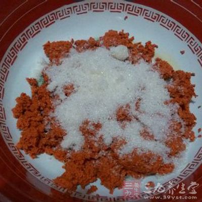 涼後的桂花放入干淨無水的盆中，加入白砂糖，攪拌均勻即可