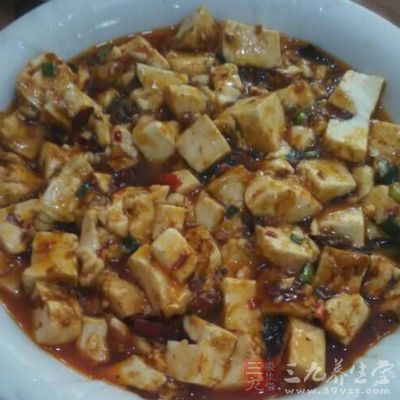 豆腐裝盤以後趁熱均勻的撒上一層花椒面