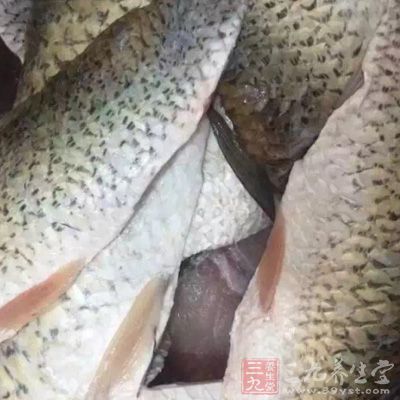再把黑魚片放入鍋中 再把黑魚片放入鍋中