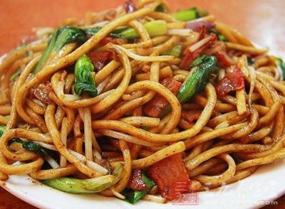 少放點鹽，加入香菜香蔥,翻炒均勻，裝盤食用少放點鹽，加入香菜香蔥,翻炒均勻，裝盤食用
