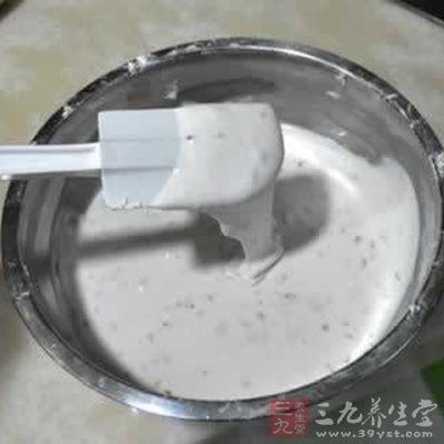 先將糯、粳米粉篩一下,加白砂糖,用清水揉拌均勻 先將糯、粳米粉篩一下,加白砂糖,用清水揉拌均勻